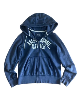 Abercrombie & Fitch zip S - Säljer en riktigt schysst blå zip tröja från märket  Abercrombie & Fitch, den är i storlek S.  Materialet är väldigt mjukt och lent. Tröjan har inga defekter - inga fläckar - inga hål - ingen dålig lukt ( kommer från djur och rökfritt hem🚭🐾) Tröjan är nyskick, då den knappt är använd✨🌟  Gåvor medföljer vid köp utan bud🎁💝  Tveka inte att ställa frågor vid minsta funderingar💬