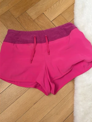 Rosa träningsshorts - Rosa träningsshorts med ”innertrosa” i tunt material. Kort passform. 