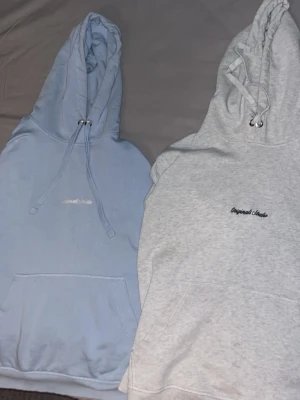 Hoodies från Originals Studio - Två hoodies från Originals Studio, Jack and jones. En i ljusblått och en i ljusgrått. Båda har huva med dragsko, magficka och broderad logga på bröstet. Perfekta för chill dagar och enkel stil. Passar inte längre eftersom jag är 186. Skulle säga att dem passar om man är runt 175-182cm ich. Knappt använda 500 för båda kan köra 300 för 1 