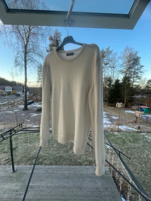 J.Lindeberg sweatshirt  - PRIS KAN DISKUTERAS! || Material - Merinoull/Kashmir || Tröjan sitter som en vanlig M || Finns ett litet ihop sytt hål som knappt syns, skriv för bild 