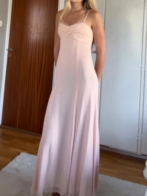 Balklänning - Ljusrosa balklänning i 100% siden med smala axelband och draperad detalj över bysten. Helt ny från Next med prislappen kvar. Skriv om du undrar något!💗