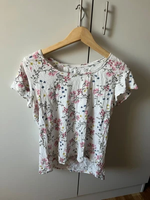 Vit blommig t-shirt  - Vit t-shirt med blommigt mönster💕💕