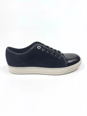 Lanvin Cap Toe sneakers (helt nya) - Lanvin Cap Toe sneakers. Storlek UK 8 / 42. Skick 10/10 - Helt nya aldig testade. Tillbehör: Box, Dustbags, Extra snören. Nypris ca 5200kr. 100% autentiska.