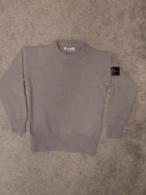 Stone Island Tröja  - Snygg ljusgrå stickad Stone Island tröja || Storlek S || Helt ny 