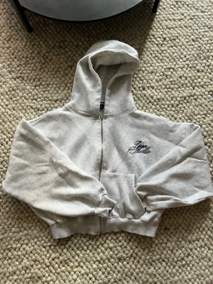 Grå hoodie  - Säljer en grå zip-hoodie, använd fåtal gånger 