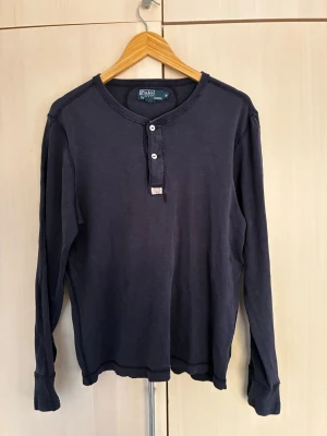 Polo Ralph Lauren tröja  - Mörkblå henleytröja från Polo Ralph Lauren i 100% bomull. Mycket bra skick. Sotlek M kan passa en L. 