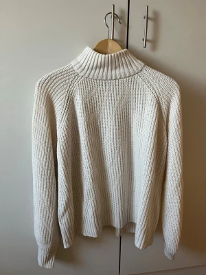 Vit stickad polotröja - Vit stickad polotröja med ribbstickning💕💕