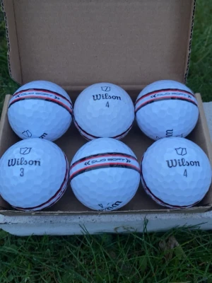Wilson Duo Soft stripe 6-pack  - Säljer ett 6-pack vita Wilson Duo Soft golfbollar med svart och röd detalj runt mitten. Perfekta för dig som vill ha mjuka bollar med bra känsla och kontroll på banan. Bollarna har klassisk dimple-design och är tillverkade i slitstarkt material.
