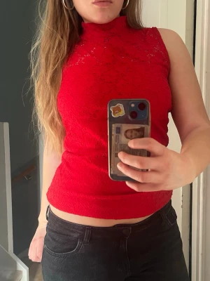 Röd spet topp - Cool röd polotopp i spetsmaterial, ärmlös och med hög krage