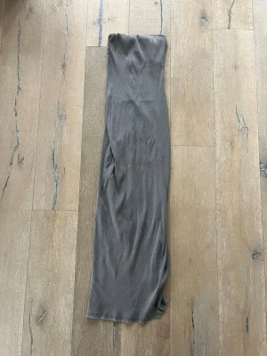 Grå långklänning med slits - En stilren grå långklänning. På baksidan finns det en slits. Perfekt till sommaren!☀️🤩🌸