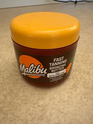 Malibu fast tanning butter - Endast testad. Säljer då den inte kommer till användning.