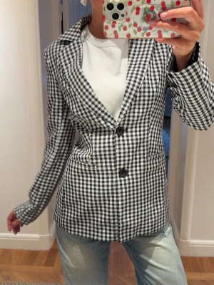 Rutig cool kavaj - Säljer denna super coola kavaj🌸🌼🌸🌼