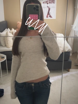 Beige off shoulder stickad tröja - Säljer en beige stickad tröja med off shoulder-design och långa ärmar. Tröjan är ifrån Gina tricot i storlek 170😇💗
