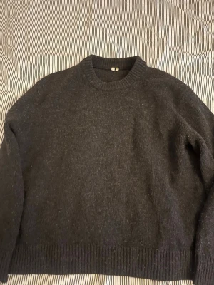 Tröja från Arket  - En grå tjock stickad tröja från Arket i storlek M-180cm. Pris 500 kan diskuteras 