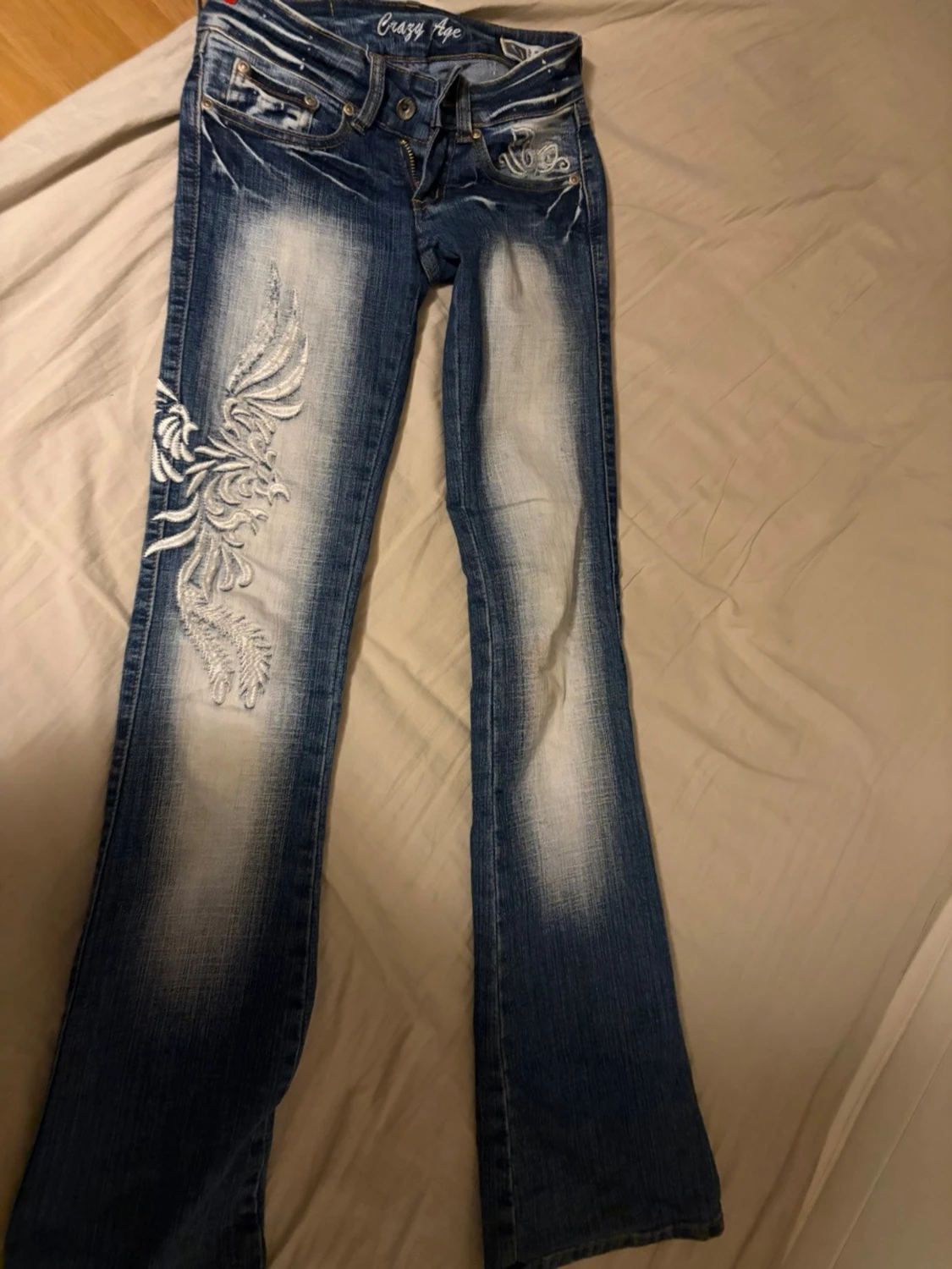 Blå Crazy Age jeans med broderi - 1