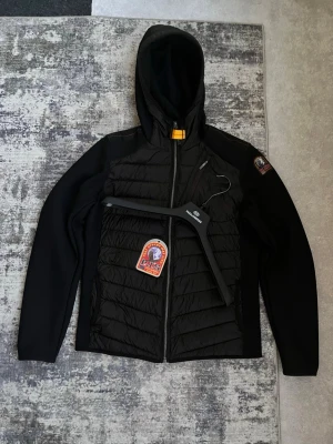Parajumpers Nolan  - Säljer denna Parajumpers jacka eftersom jag beställt fel storlek, skicket är helt nytt och allt ingår med jackan, perfekt till våren, sommarn och höst, Köpt från Skistarshop 4000kr, Mycket fin, Storleken är L junior och passar 170cm. Priset kan diskuteras!