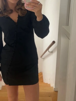 Klänning från nakd. - Säljer denna svarta klänning från nakd. Använd enstaka gånger men bra skick!