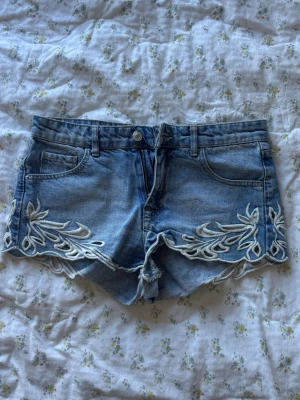 Jeansshorts  - Såå vackra Lågmidjade jeansshorts med broderier 