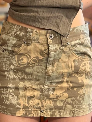 Minikjol Diesel - Snygg rare vintage minikjol från Diesel. Mått på sista bilderna. Midja: 37cm, längd: 30cm. Hör av dig om du undrar något🩷