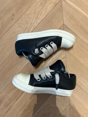 Rick Owens jumbo lace - Säljer dessa riktigt feta Rick Owens jumbo lace skor. De är använda men i bra skick. Skorna är i storlek 41. Box följer med. Pris kan diskuteras