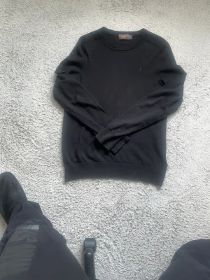 Svart merinoulltröja från Morris - Säljer en svart, stilren tröja från Morris i 100% merinoull. Tröjan har rund halsringning. Slim fit. Storlek S