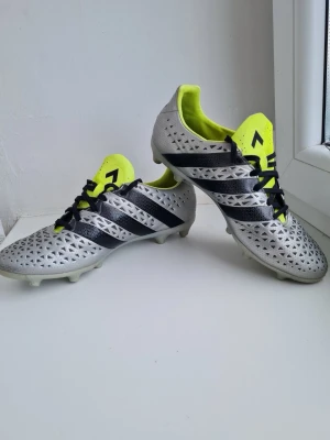 Adidas Ace 16.3 Silver FG/AG strl 40 2/3 - Använda fotbollsskor men i mycket bra skick. Till för spel på konstgräs och naturgräs. Storlek 40 2/3.