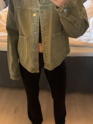 Olivgrön jeansjacka  - Snygg jacka, väldigt lite använd