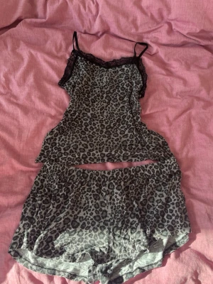 Leopard pyjamas med spets  - Pyjamas-set från Sisters Point i storlek M med leopardmönster i grått och svart. 