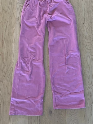 Rosa mjukisbyxor från 157 - Mysiga rosa mjukisbyxor från 157 med raka ben och resår i midjan.  Nästan aldrig andvända 150 kr ny pris