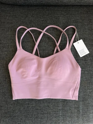 Ny Lululemon topp - Superfin ljuslila sport-bh från Lululemon. Ny med tags kvar. Modell Like a Cloud Longline, skönaste modellen enligt mig! Storlek 2 som motsvarar ungefär XS.