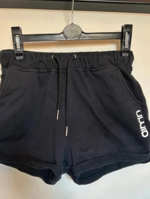 Mjukisshorts - Svarta mjukisshorts från Aim'n i mycket fint skick. Två framfickor och resår i midjan med knyt-snöre. Material: Bomull