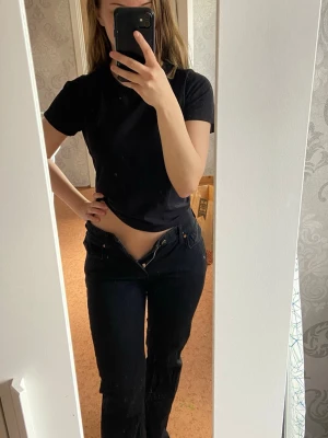 Svarta raka jeans med hög midja - Säljer ett par svarta jeans med rak passform och hög midja. Jeansen har klassiska fickor fram och bak samt knapp- och dragkedjeförslutning. Dem har tyvärr blivit för små och tar bara plats i garderoben. Använda väldigt fåtal gånger. Inte så stretchiga🩷