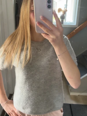 Ljusgrå stickad t-shirt -  ljusgrå stickad t-shirt med korta ärmar