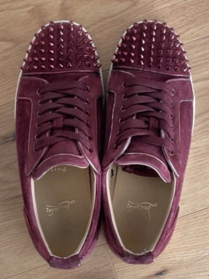 Christian Loubotin Burgundy - storlek 40. kan diskuteras om priset. en nit har fallit av