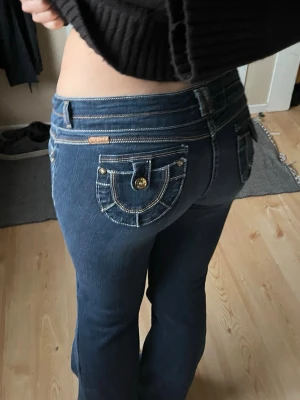 Lågmidjade jeans  - Storlek 40 ish. Midjemått 80cm Innerbenslängd 77cm