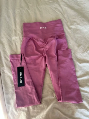 Dfyne dynamic tights - Peony - Säljer helt nya rosa tights från Dfyne i färg ”peony” i strl XS, säljes då de inte passar.🩷