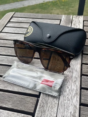 Ray-Ban boyfriend  - Inprincipt helt nya, polariserade (skyddar uv strålning) | ingen puts duk ingår bara box | skriv vid frågor eller funderingar!