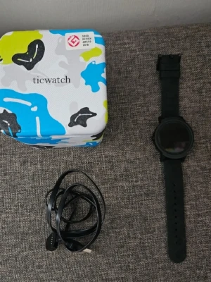 Fin smartklocka med Touch (oanvänt) - Fin smartklocka med Touch  Bra batteritid. Finns Wifi.  Vattentät.  Finns olika funktioner.  Ta mot samtal eller sms.  Passar till alla smartphone.                                     Ny pris 3500