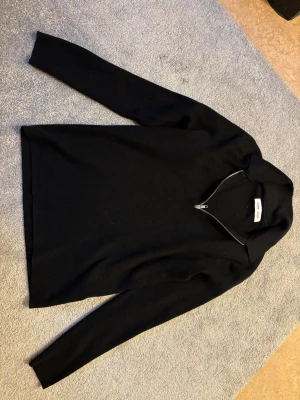 Stickad piké tröja från Samsøe - Hej, Säljer min stickade tröja från Samsøe för att den har blivit för liten och att jag ej kommer till användning. Nypris 1499kr Har du några funderingar så är det är bara att fråga på😊