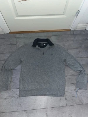 Ralph Lauren half zip - Riktigt stilg Ralph lauren half zip i bra skick. Jag säljer för den är för kort på mig. Den är storlek S men de sitter som XS. Pris kan diskuteras!