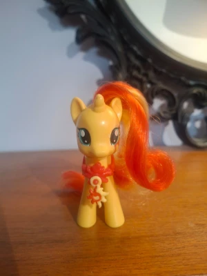 Sunset Shimmer Brushable MLP - Sunset shimmer från cutie mark magic serien. God kondition men torr svans. Medföljer hennes accesoarer och kommer med freebies