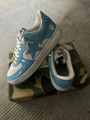 BAPE STA blå och vita sneakers - Snygga BAPE STA sneakers, kan gå ner i pris vid snabb affär.