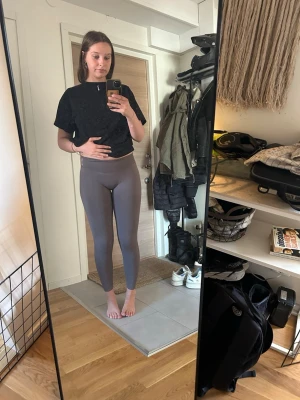 Dfyne impact truffle leggings  - Säljer ett par grå bruna leggings från dfyne. Stl m  , ganska hårda i materialet. Endast använda fåtal gånger säljer då jag har för många ❣️
