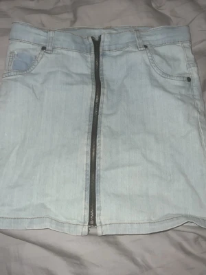 Snygg ljusblå jeanskjol  - Säljer en fin ljusblå jeanskjol. Jätte fin bara att handtaget på dragkedjan har gått av. Storlek 158