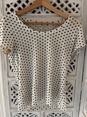 Prickig T-shirt från Lager 157 - Prickig kortärmad tröja från Lager 157. Tröjan är i storlek S och säljer pg inte används, används 1 gång inga fläckar 