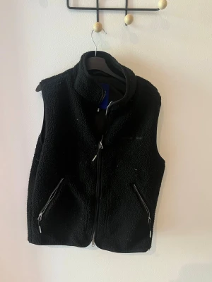 Fleece väst - Köpt i butik för 650 för ca 2 månader sen. Säljs för ENDAST 150!!