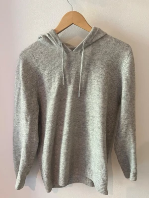 Stickad tröja 100%merino ull - 100% merino ull