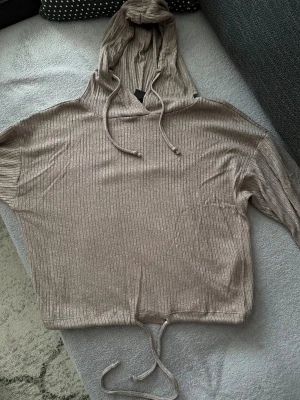 Sett - Fint brunt beiget sett köpt på gina tricot i storlek S. 💓 använts ett fåtal gånger, bara byxorna har ett par fläckar som man knappt märker av som man ser på sista bilden. 🌸