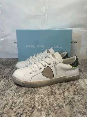Philippe Model skor - Snygga oanvända sneakers! Storlek 43! Hör av er ifall ni har några frågor! Lämna gärna prisförslag! ⭐️