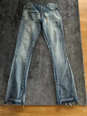 Äkta Mmnl flared jeans - Säljer ett par äkta mmnl jeans med  slitningar och Sitter skit bra pris är it fast fransade benslut. Jeansen har klassisk  och ljusa tvättade partier på framsidan. Perfekt för dig som gillar en avslappnad och trendig look.